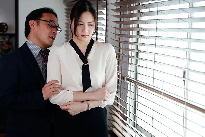 Tranh thủ buổi trưa kéo váy em nhân viên văn phòng chịch nhanh còn vào làm việc